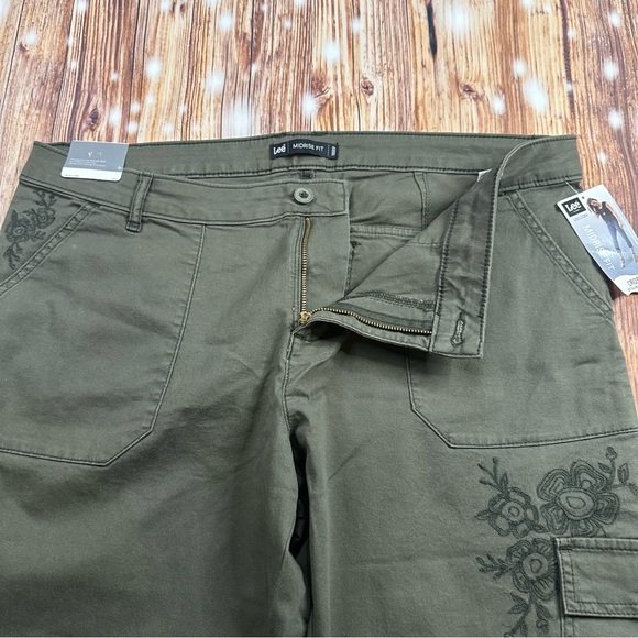 NWT Lee Crop Utility Cargo Pocket Pants Floral Embroidered Green Women’s Size 16 - Picture 4 of 16